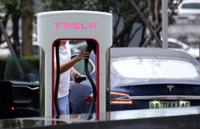 Tesla again cuts EV prices in US