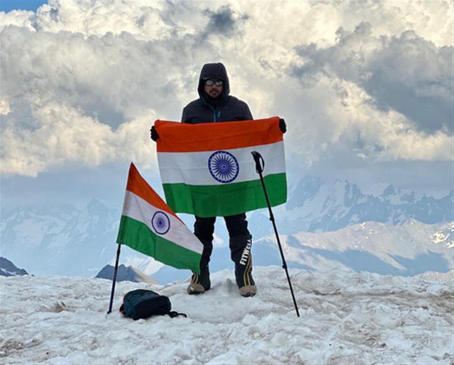 Punjab Police officer hosts tricolour on Mount Elbrus - the roof of Europe