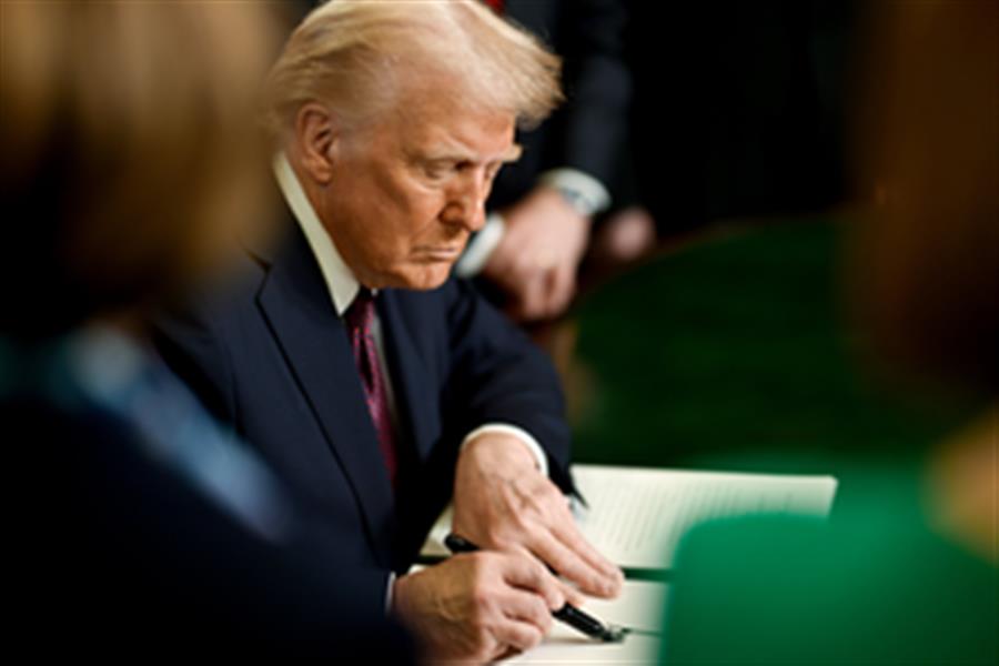  Trump tightens H-1B rules, introduces 100,000 USD annual fee